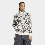 Campera deportiva Adidas de satén con estampado animal print, cuello alto, cierre frontal y las icónicas tres tiras a lo largo de las mangas.