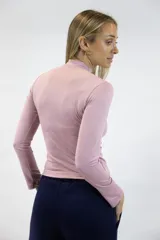 Polera color beige de manga larga y cuello alto, confeccionada en tejido ajustado al cuerpo.