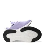 Championes deportivos Umbro modelo Vega, color violeta, confeccionados en malla transpirable con detalles sintéticos. Presentan el logo de la marca en el lateral, entresuela blanca amortiguada y suela de goma negra.
