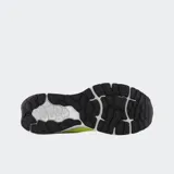 Championes de running New Balance modelo 880v13, color negro con detalles en rojo y verde neón. Presentan entresuela Fresh Foam X para mayor amortiguación y suela de goma NDurance para mayor durabilidad. Confeccionados con parte superior de malla técnica.