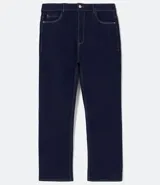 Pantalón de jean azul oscuro, de corte recto, con trabillas en la cintura, bolsillos delanteros y traseros.
