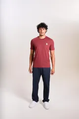 Remera de manga corta color bordó con cuello redondo y logo de la marca bordado en el pecho.