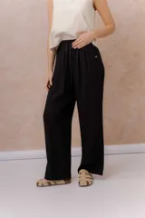 Pantalón amarillo de corte amplio y pierna recta, confeccionado en tela liviana con caída fluida. Cuenta con cintura elastizada, cordón regulable en contraste y bolsillos laterales.