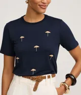 Blusa slim de manga corta y cuello redondo, color azul marino con delicados bordados de paraguas en tono beige.