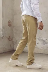 Pantalón chino color ocre, de corte recto y tiro medio.