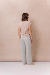 Pantalón gris melange de calce relajado y pierna amplia, con cintura elastizada y cordón regulable. Cuenta con bolsillos laterales y tejido de tacto suave.