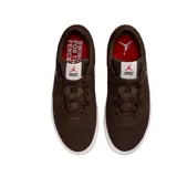 Championes Jordan Series ES color marrón, confeccionados en gamuza con detalles en cuero. Presentan suela de goma blanca con el logo Jumpman en el lateral y la inscripción Jordan Series en el costado.