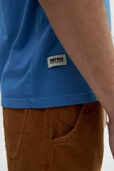 Remera de mangas cortas color amarillo mostaza, con cuello redondo.