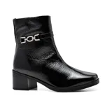 Bota corta de cuero color marrón oscuro, con taco cuadrado bajo y punta cuadrada. Presenta una correa delgada con hebilla dorada alrededor del tobillo.