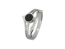 Anillo de acero con piedra central de ónix negro y diseño de bandas entrelazadas.