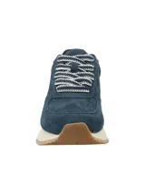 Zapatilla casual de gamuza color azul marino, con suela de plataforma de goma y crepé natural. Presenta cordones bicolores y detalle de etiqueta pequeña en el talón.