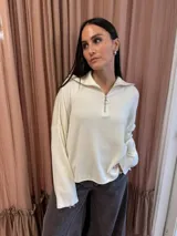 Sweater de tejido bremer color marrón, con cuello polo y cierre frontal parcial, de manga larga y diseño holgado.
