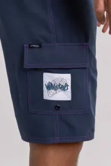Short de baño O'Neill modelo Sideswipe, color azul petroleo con costuras y cordón ajustable en violeta. Cuenta con bolsillos laterales tipo cargo y paneles laterales en contraste.