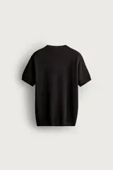 Camiseta de punto relaxed fit de algodón en color negro, con cuello redondo y manga corta, con acabados en rib.
