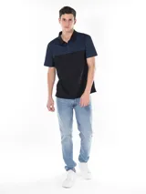 Chomba de manga corta Calvin Klein con diseño de bloque de color, combinando azul y negro. Presenta cuello clásico, cartera con dos botones y logo bordado en la manga.
