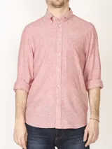 Camisa de manga larga confeccionada en una mezcla de algodón y lino, con cuello abotonado, bolsillo frontal en el pecho y cierre de botones.