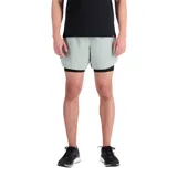 Short deportivo New Balance de hombre, color verde claro, con calza interior negra. Confeccionado en tejido de punto doble con tecnología NB DRY.