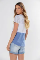 Remera de manga corta con cuello redondo y bolsillo frontal. Presenta un diseño de bloques de color y rayas horizontales: la parte superior (hombros y mangas) tiene rayas finas amarillas, grises y celestes; la parte media es blanca jaspeada con un bolsillo; y la parte inferior es gris jaspeada.