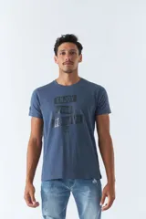 Remera azul de algodón con cuello redondo, mangas cortas y estampado frontal con la frase 'Enjoy Your Problems'.