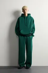 Sudadera con capucha de corte relajado, confeccionada en tejido de algodón con interior cepillado. Presenta manga larga, bolsillo frontal tipo canguro y acabados en rib en puños y bajo.