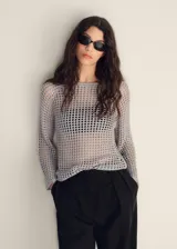 Jersey de punto calado color gris, con diseño de red transparente, cuello redondo y mangas largas acampanadas.