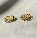Par de aros dorados de plata 925 con acabado en oro de 18k y circonias negras.