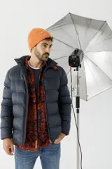 Campera puffer azul marino con cierre frontal, cuello alto y bolsillos laterales.