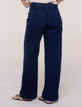 Jean de tiro alto y pierna ancha de denim azul oscuro, con cinco bolsillos y pretina trasera elastizada.