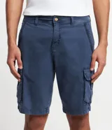 Bermuda cargo de algodón color blanco, con bolsillos laterales y traseros, cierre con botón y cremallera.