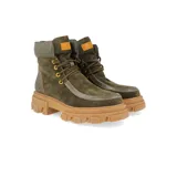 Borcegos tobilleros Mutma Anga de cuero verde militar y gamuza, con cuello acolchado, cordones, suela chunky acanalada marrón y detalles en cuero tostado.