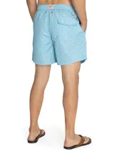 Short de baño celeste de RKF, confeccionado con poliéster reciclado. Presenta un estampado integral de pequeños pingüinos, cintura elástica con cordón ajustable blanco y gris, y bolsillos laterales.