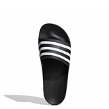Chancletas Adidas Adilette Aqua negras con tres tiras blancas horizontales sobre el empeine.
