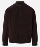 Campera bomber masculina de terciopelo cotelé color beige, con cuello redondo, mangas largas, cierre frontal de botones forrados, bolsillos laterales y terminaciones de elástico en puños y cintura.