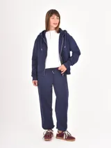 Campera negra con capucha, cierre frontal completo y cordones ajustables. Presenta un diseño liso y funcional con bolsillos laterales.