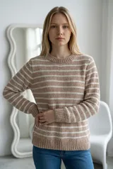 Sweater de punto con diseño de rayas horizontales en color marrón y blanco, de cuello redondo y manga larga con puños acanalados.