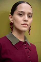 Aros largos hechos a mano en porcelana color borgoña con forma de flores irregulares. El perno es de acero.