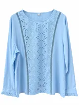 Blusa celeste de manga larga con detalles bordados en el frente y puños con volados.