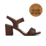 Sandalia de taco alto Usaflex modelo Darlene, confeccionada en cuero color plateado, con tira frontal ancha y tira elástica en el empeine para mayor sujeción.