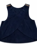 Chaleco de cuero azul marino con corte oversize, diseño sin mangas y laterales ajustables mediante cordones de cuero en tono natural.