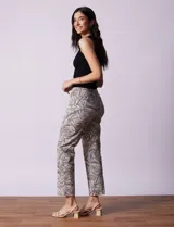 Pantalón de gabardina elastizada con estampado floral multicolor, pretina ancha elastizada y corte recto.