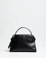Cartera de mano color negro de cuero sintético, modelo Fiala de XL Extra Large, con diseño estructurado, asa superior y detalles de costuras y tiras decorativas laterales con hebilla. Incluye el logo metálico de la marca en el frente.