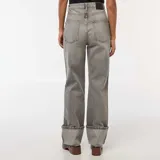 Pantalón de jean gris, de corte recto, con cintura alta y botamangas anchas con dobladillo.