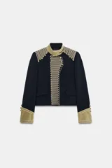 Chaqueta estilo militar de la ZW Collection, color negro con detalles en terciopelo beige y alamares dorados a contraste. Posee cuello subido, manga larga con puños de terciopelo y botones metálicos en relieve.