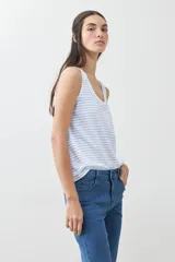 Musculosa blanca con rayas horizontales celestes y escote redondo.