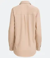 Camisa básica Marfinno de manga larga con cuello camisero y botonadura frontal, confeccionada en tejido de viscolino color beige, con diseño liso y corte de barra mullet.