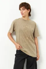 Remerón marrón de corte oversized, tela lavada y estampado de fases lunares, sol y mariposa.