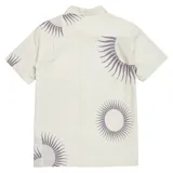 Camisa de manga corta color crema con estampado de soles en color gris. Tiene cuello clásico, cierre con botones y un bolsillo en el pecho.
