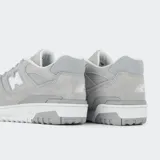 Championes New Balance 550 grises con detalles en blanco.