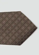 Corbata marrón con diseño geométrico de rombos pequeños en tonos oscuros.