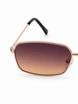 Lentes de sol con marco metálico color dorado y forma rectangular. Poseen cristales degradados en tonos marrones y patillas finas con terminales negros.